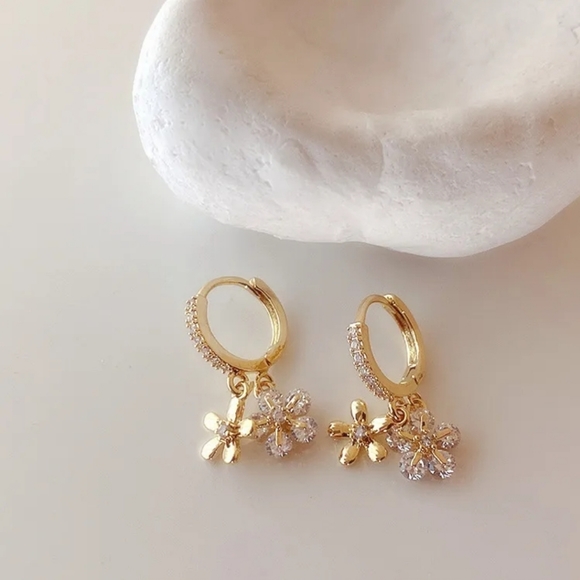 New, Cute Flower Hoop Earrings - Picture 2 of 4